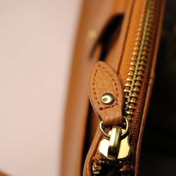 Lodis brown leather wristlet purse/wallet with removable strap. - Picture 5 of 7